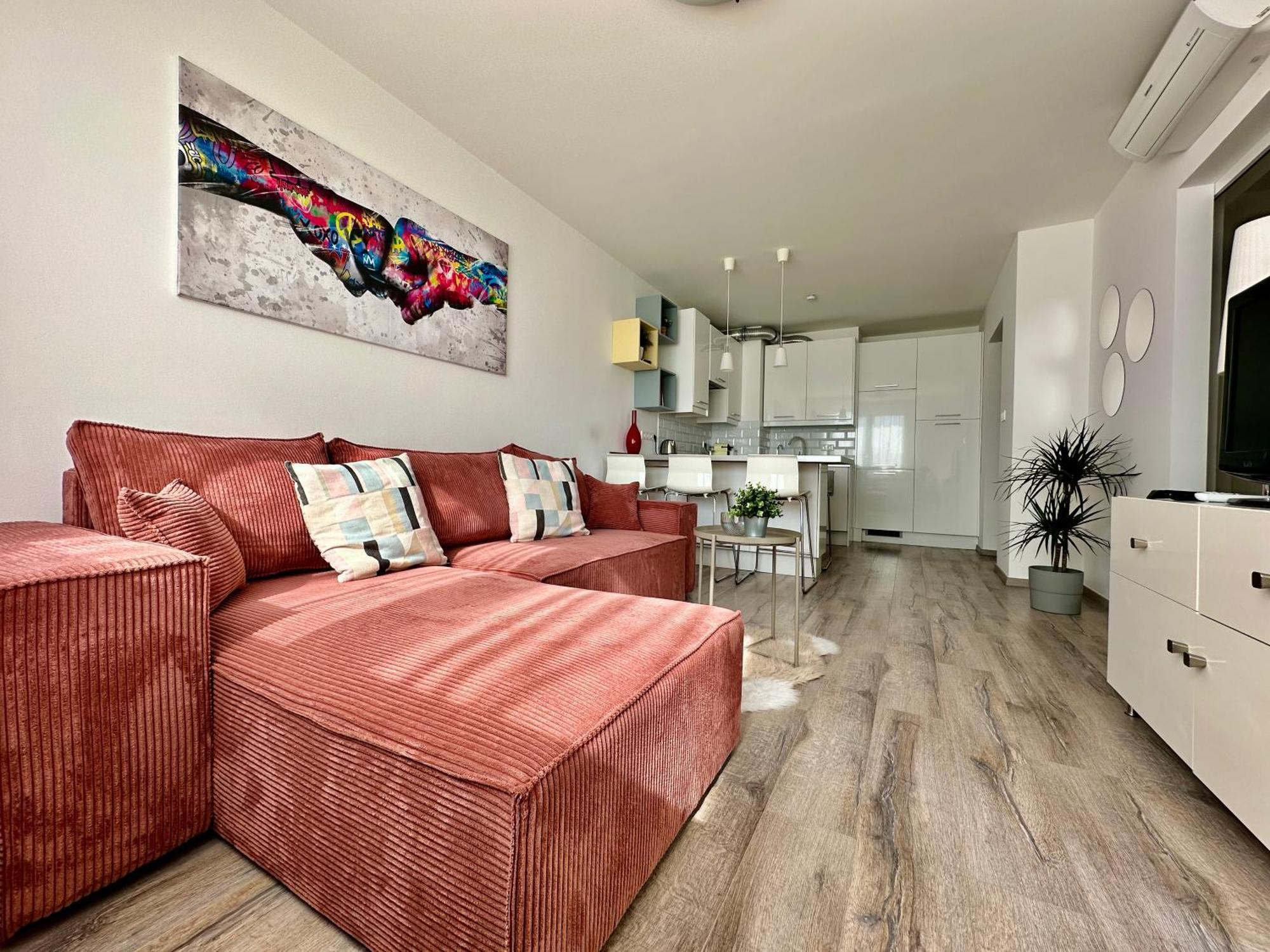 City Break Apartment - Private Garage, Ac, Balcony Boedapest Buitenkant foto