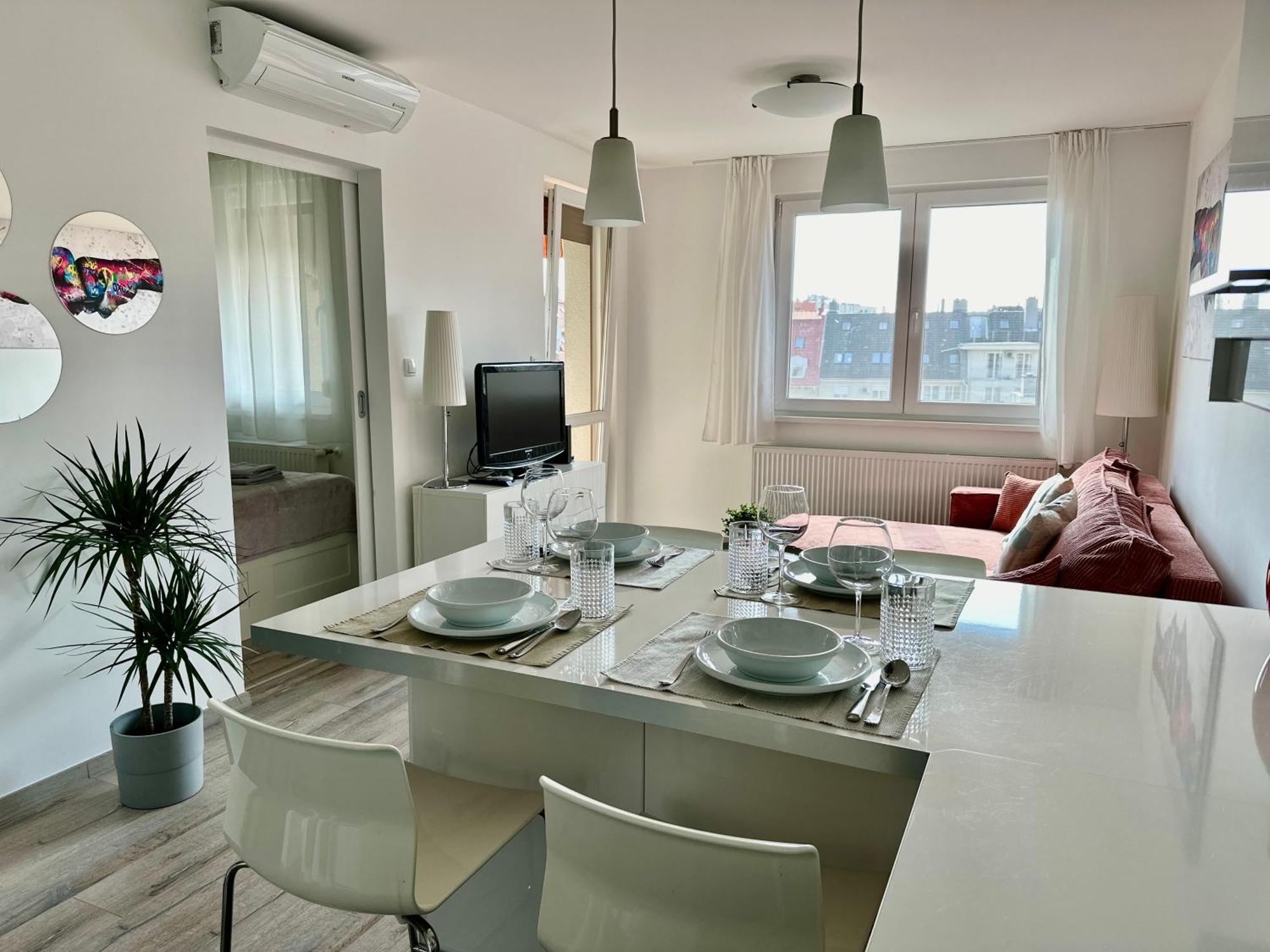 City Break Apartment - Private Garage, Ac, Balcony Boedapest Buitenkant foto